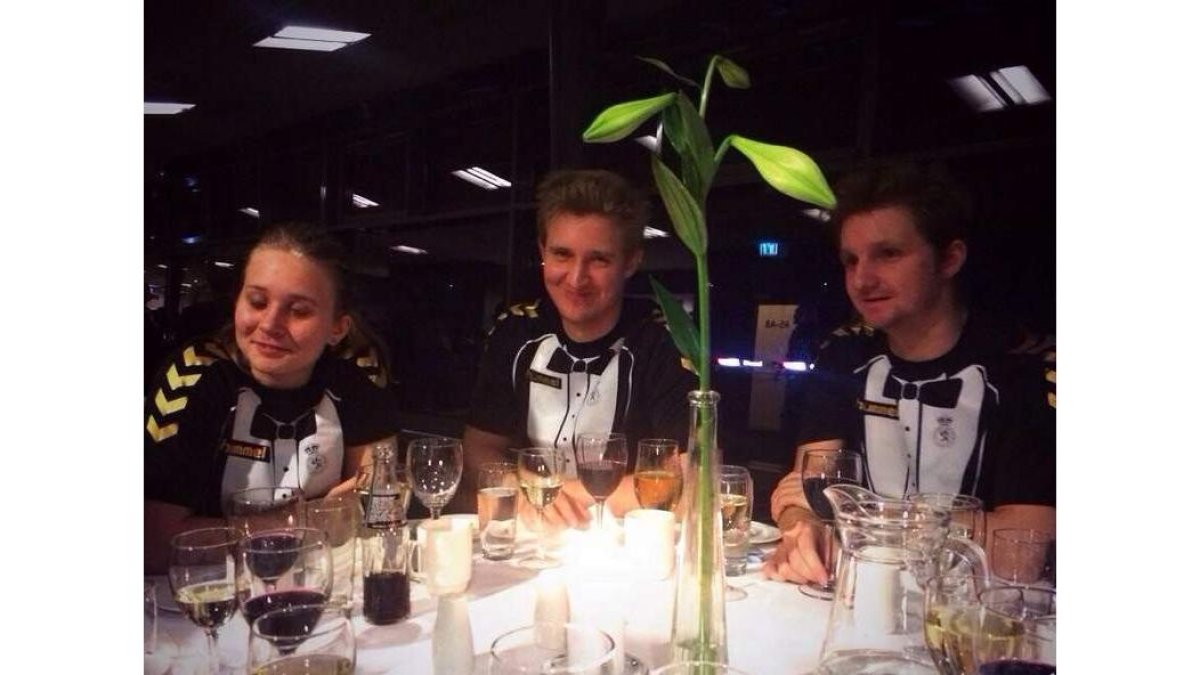 José García se congratuló en una convención vestido de esmoquin