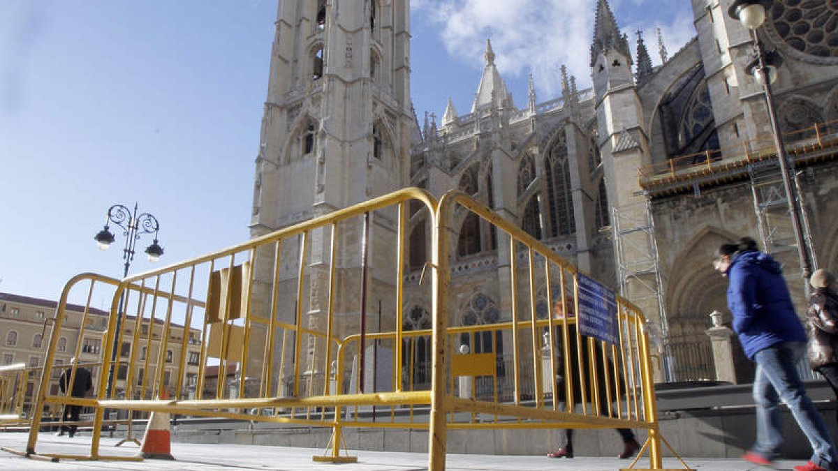 Pegan a dos policías porque el coche de patrulla les estropeaba la foto de la Catedral