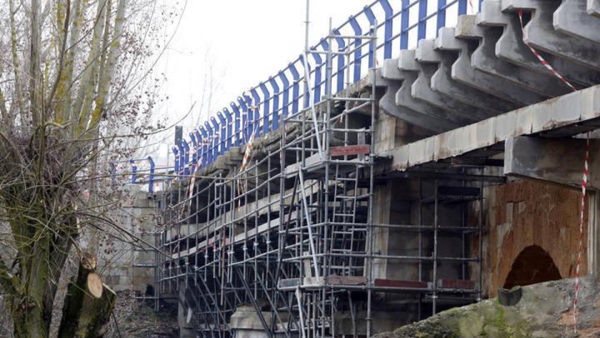 Las obras en Puente Villarente han motivado cortes de tráfico