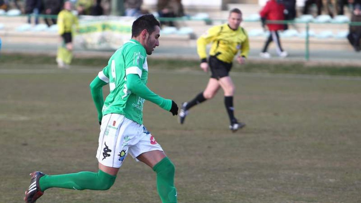 Roberto Puente se mostró muy activo a lo largo de los noventa minutos.
