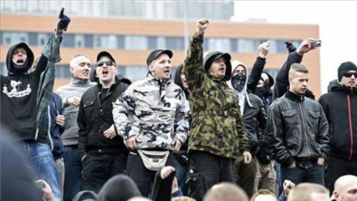 Manifestantes neonazis durante la protesta islamófoba, este sábado, en Hannover.