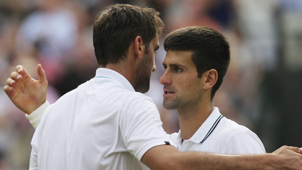 Novak Djokovic, a la derecha, saluda al croata Marin Cilic