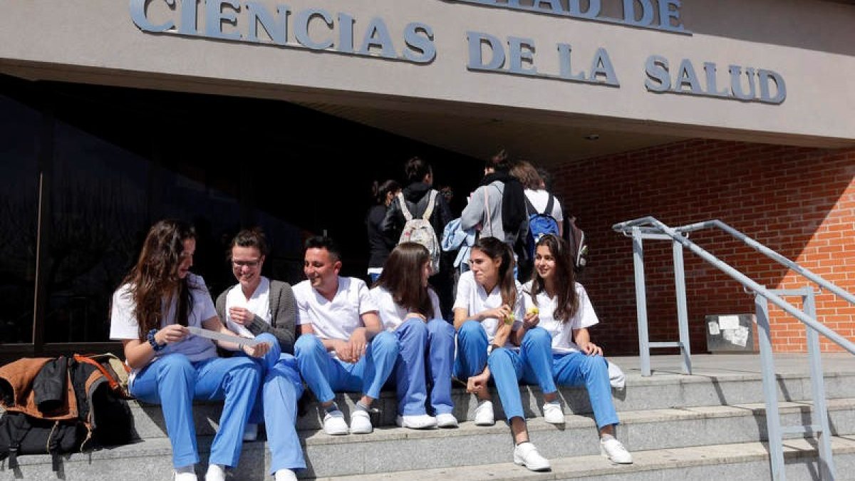 Un grupo de alumnos de Enfermería, en imagen de archivo, en la puerta de la Facultad de Ciencias de la Salud de Vegazana. MARCIANO PÉREZ