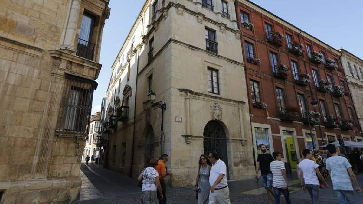 Imagen exterior del palacete de Villasinda en la calle Ancha de la capital. MARCIANO PÉREZ