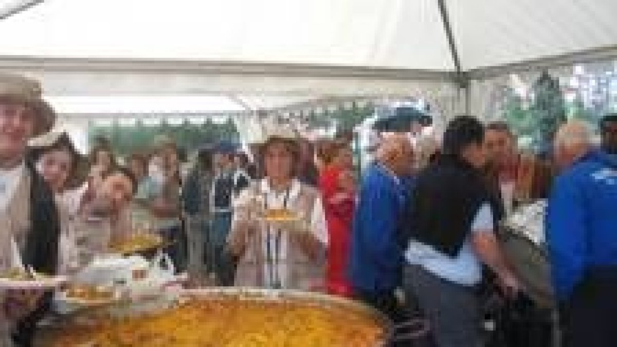 Los participantes recorrieron nueve kilómetros y después comieron paella en el parque del Temple