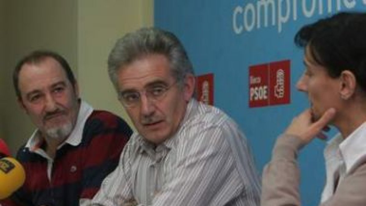 Aníbal Merayo, Santiago Rodríguez y Belén Fernández, durante la rueda de prensa de ayer.