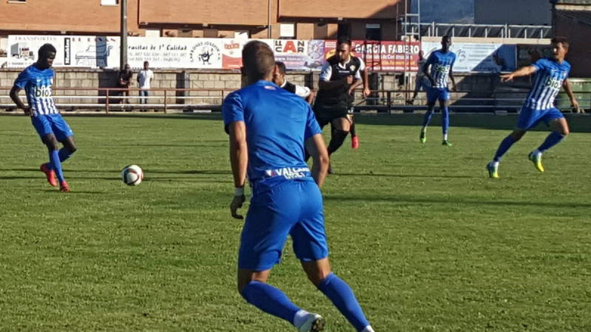 Deportiva y Atlético Bembibre logran llenar el Municipal de Fabero de El Bierzo. FROC