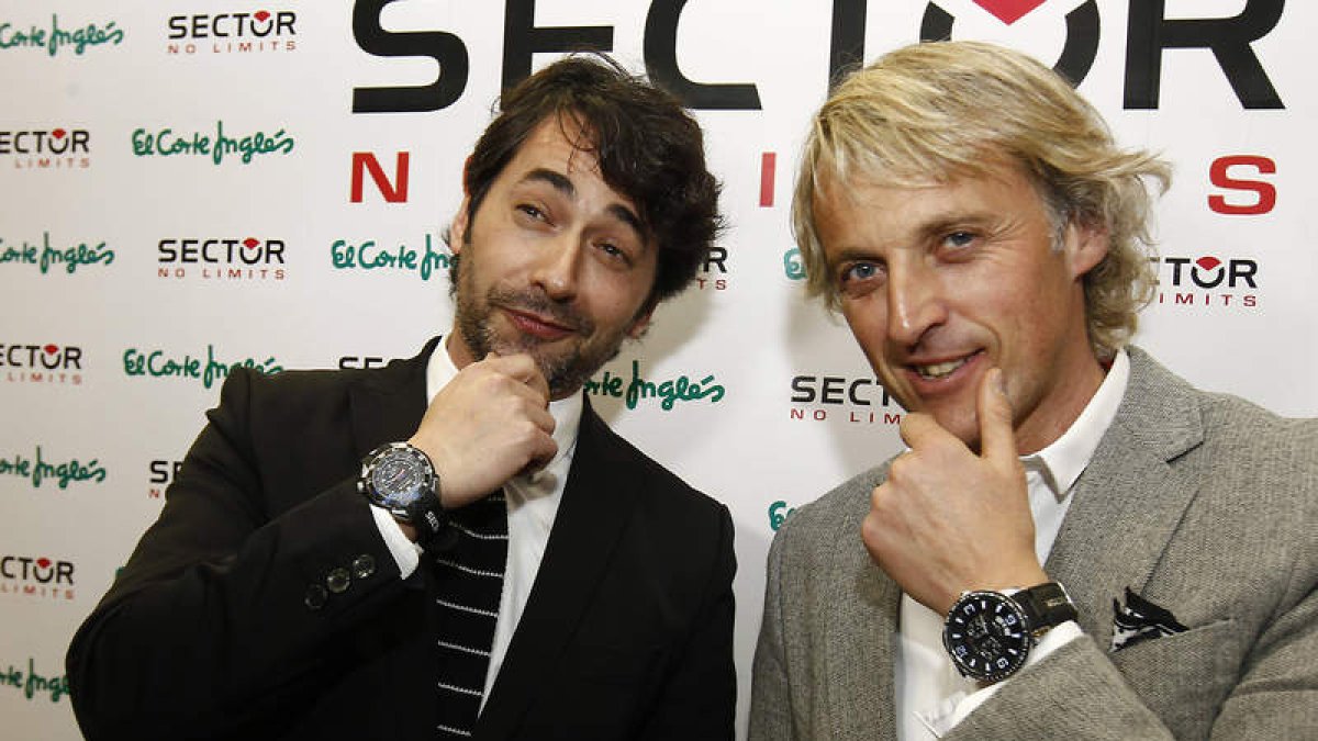 Goiko Etxebarría, representante de Sector No Limits y Jesús Calleja, ayer en El Corte Inglés.