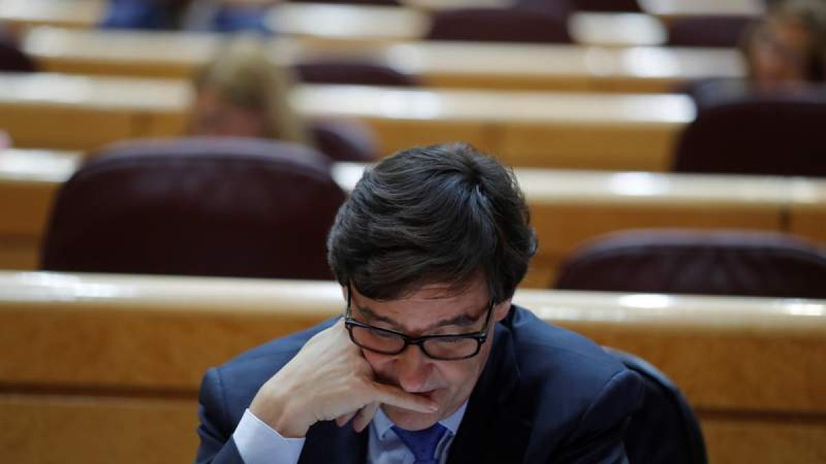 El ministro Salvador Illa, en una de las sesiones de control al Gobierno en el Senado. EMILIO NARANJO