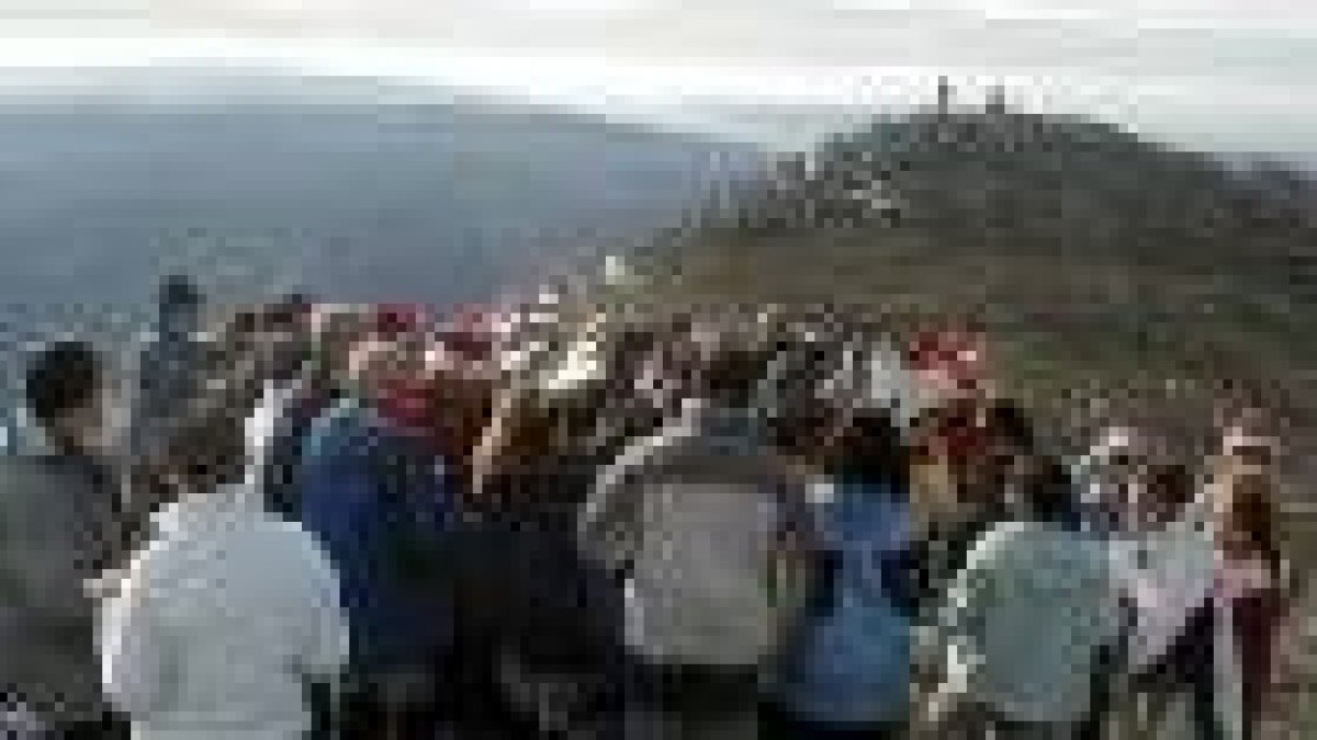 Montañeros en Peña Galicia de Aviados