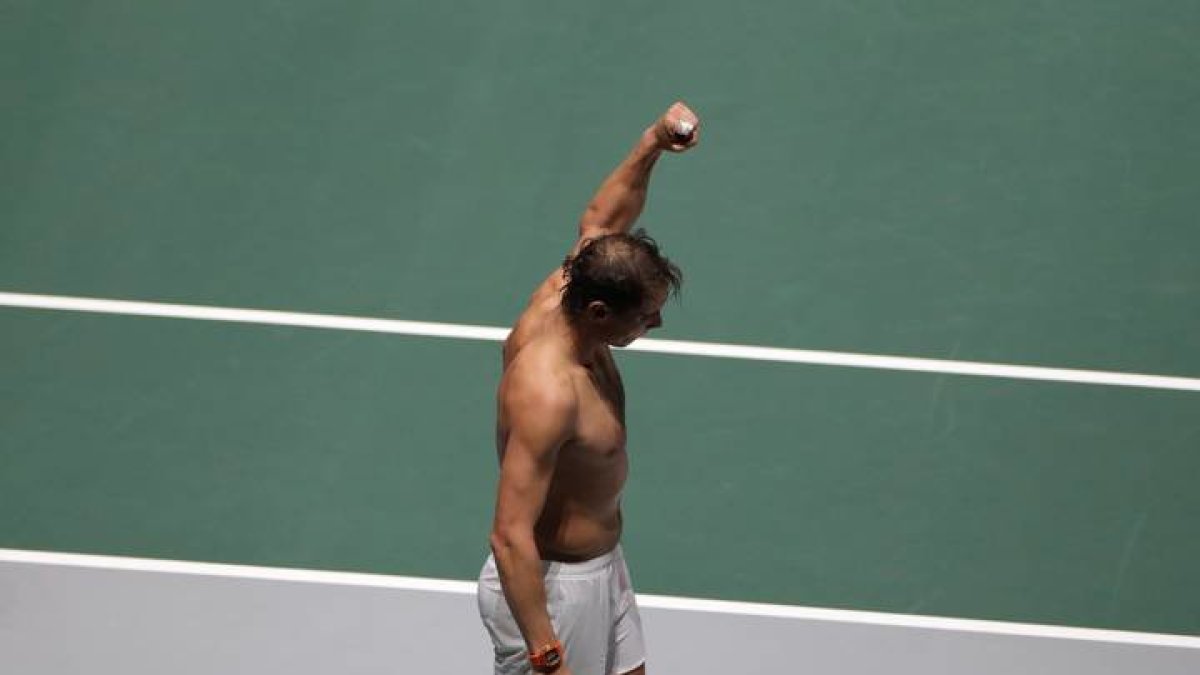 El tenista español Rafa Nadal celebra su victoria ente el ruso Karen Jachánov durante el partido correspondiente a la segunda jornada de la Copa Davis que se disputa este martes en la Caja Mágica de Madrid. EFE/JuanJo Martín.