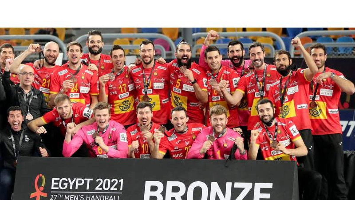 La selección española, con el ademarista Rubén Marchán como uno de los destacados, celebra la consecución de la medalla de bronce en el Mundial. KHALED ELFIQI
