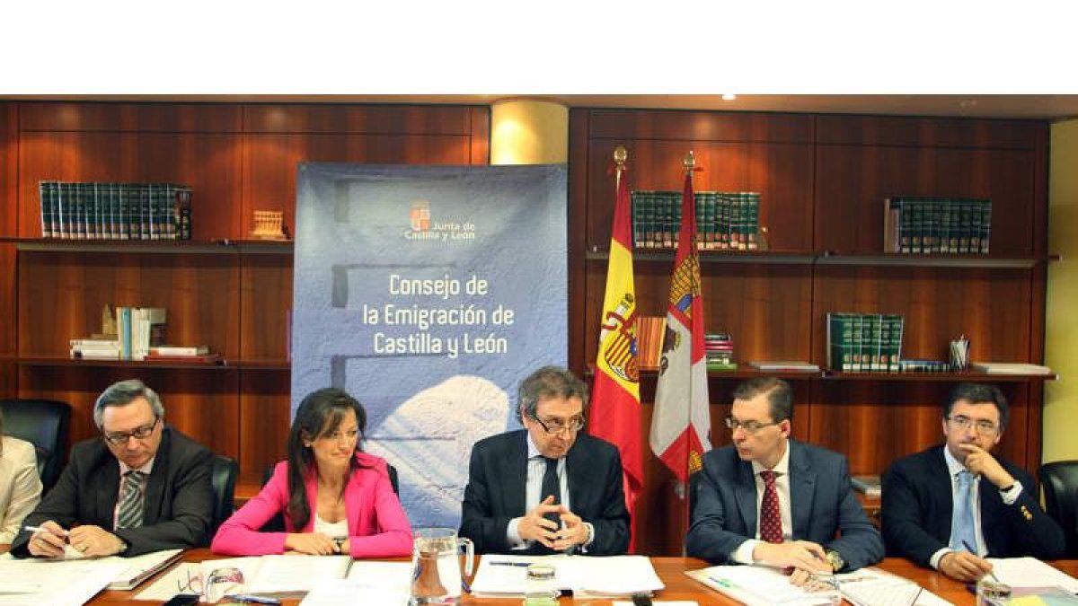 De Santiago-Juárez preside el Consejo de la Emigración, celebrado ayer en Valladolid.