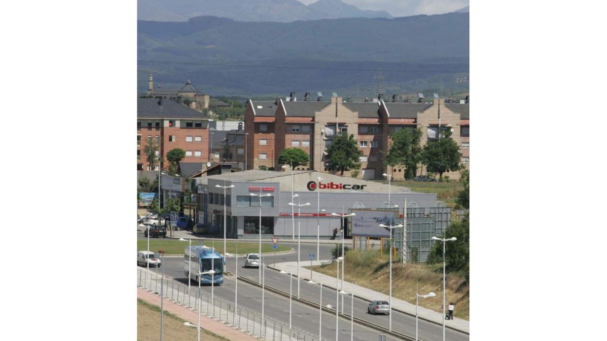 La avenida de Asturias en los accesos al barrio de Compostilla.