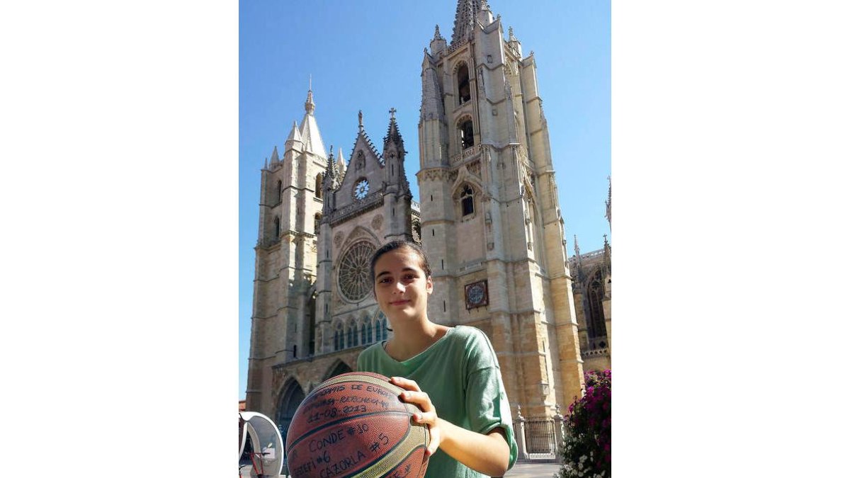 Ángela Salvadores delante de su querida Catedral.