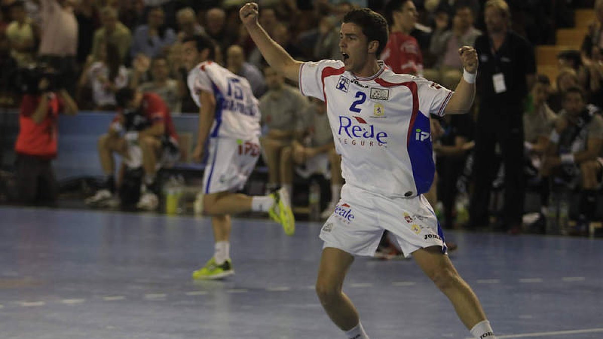 Álvaro Cabanas celebra uno de los tres tantos que consiguió ante el Hamburgo.