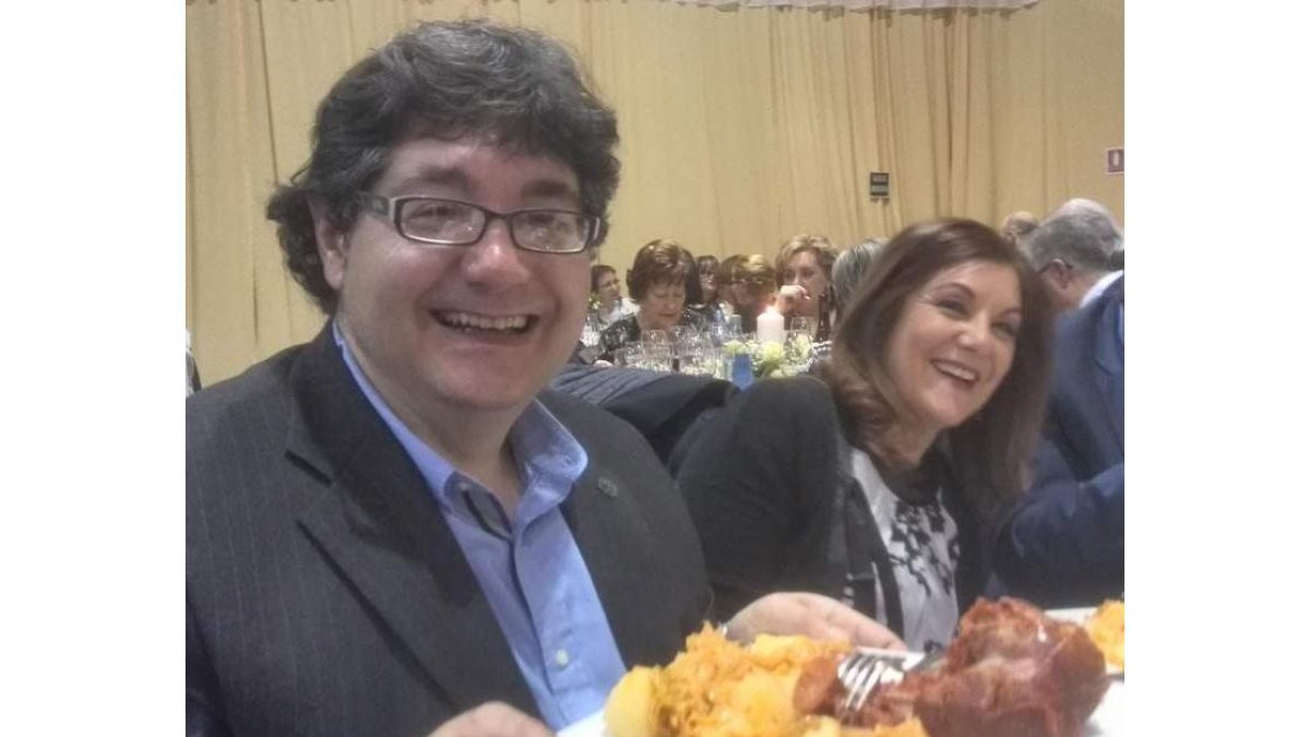 El mantenedor, Manuel Cuenya, con un plato de botillo.