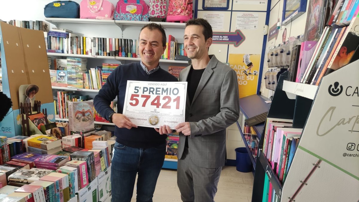 Jiame Lozano, con el cartel del quinto premio. P. I.