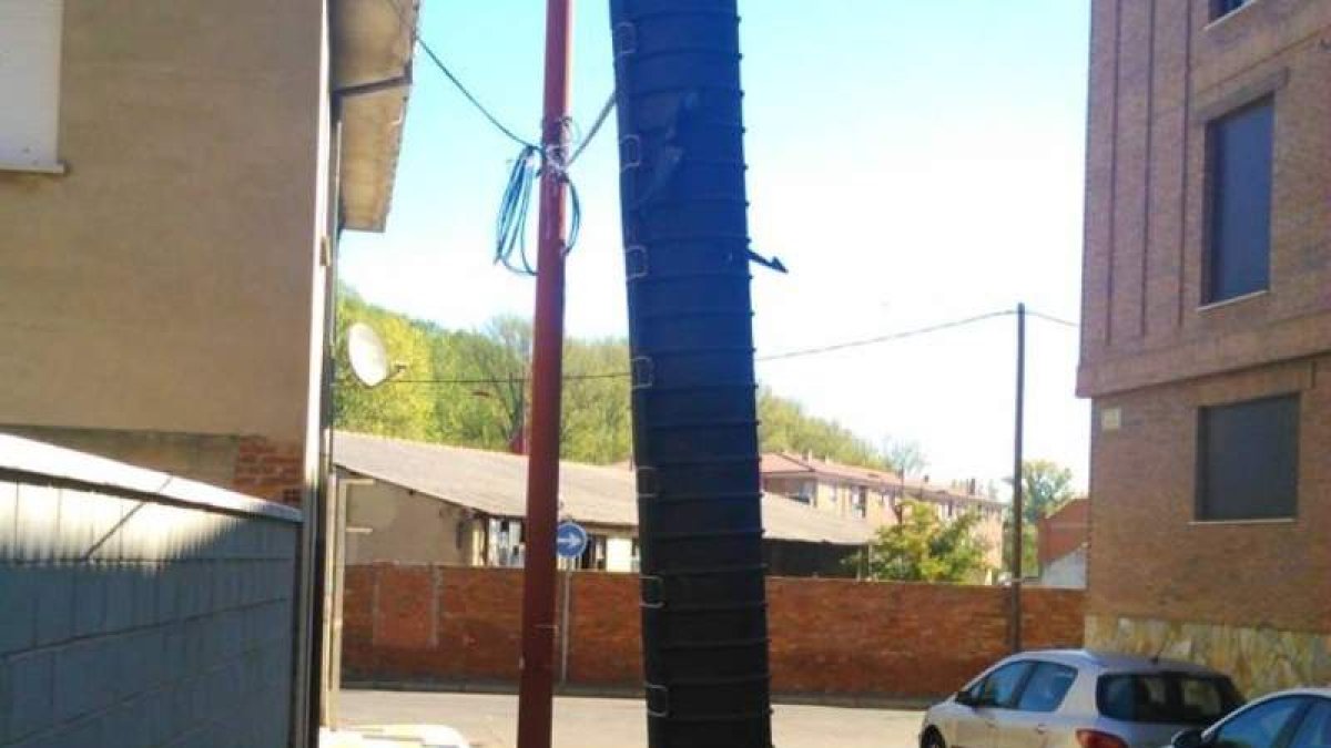 Los cables cuelgan de una farola de alumbrado municipal.