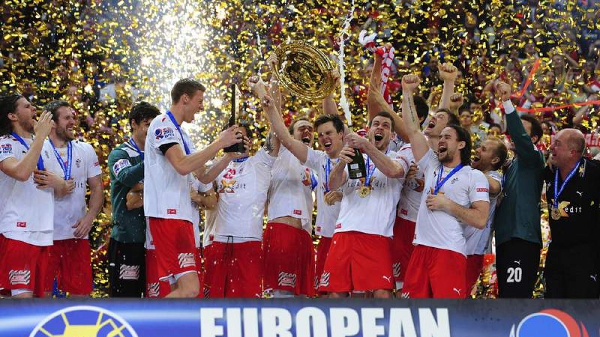 Los daneses celebran en el podio su triunfo ante Serbia en la final del Europeo.