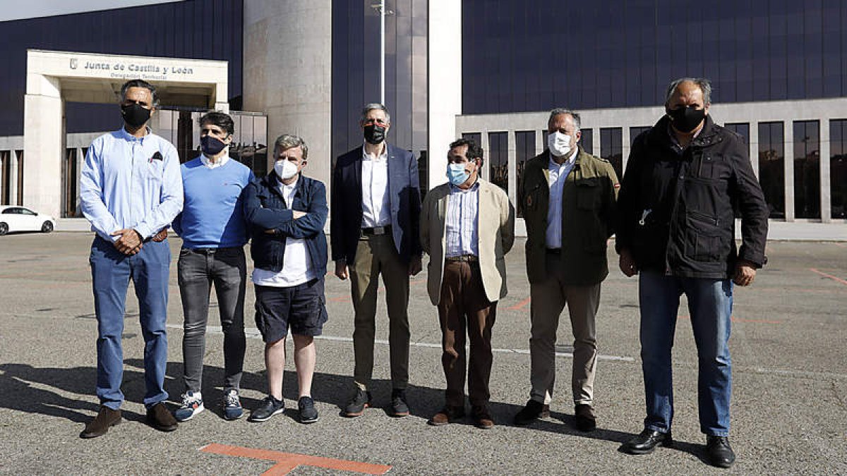 Lomana, Jiménez, Vega, Calvo, Mestre, Pollán y Requejo, en la visita de Vox. MARCIANO PÉREZ