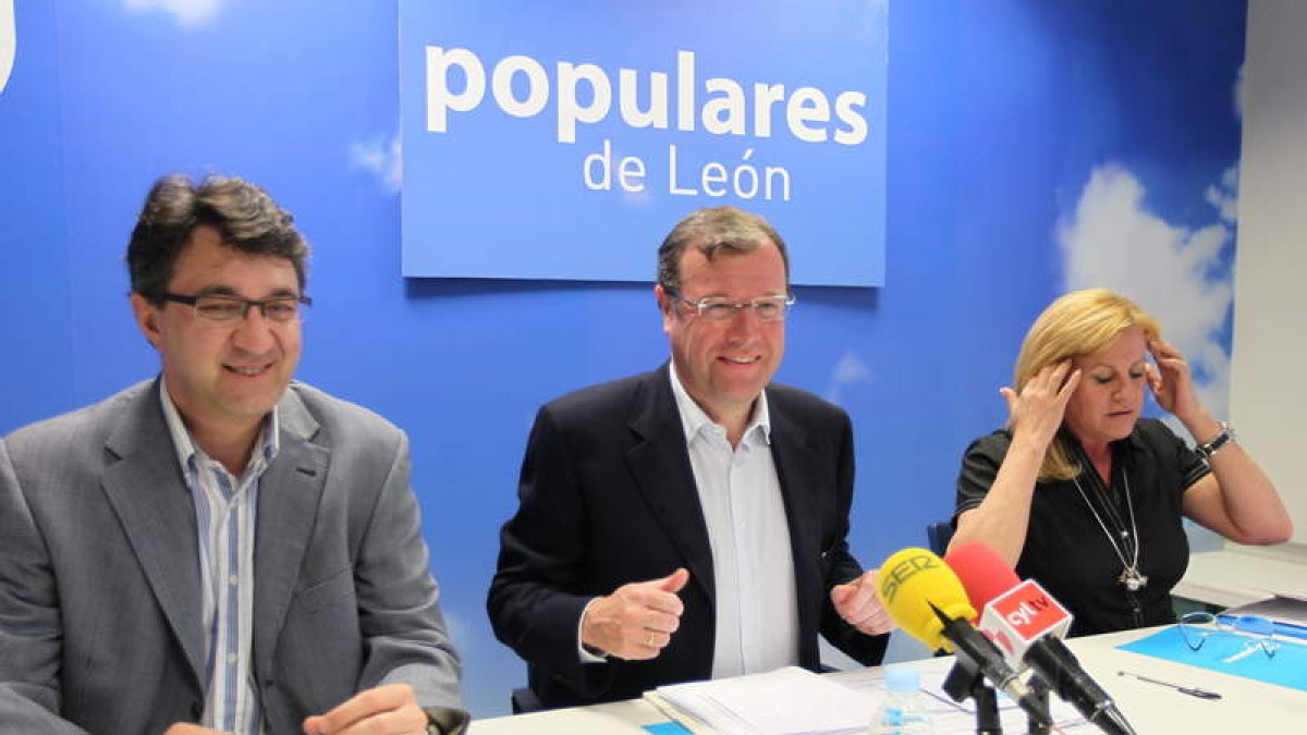 Juan Martínez Majo, Antonio Silván y Mar González, ayer, en la sede del PP de León.