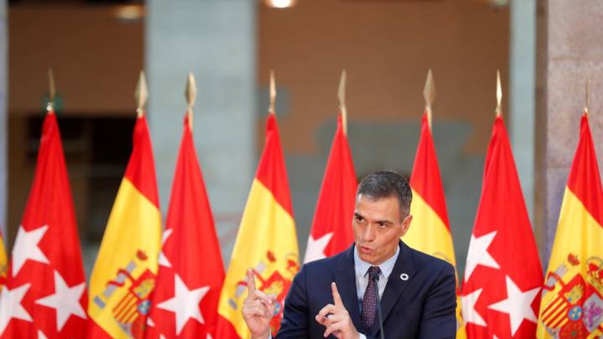 Pedro Sánchez, esta mañana, tras reunirse con Díaz Ayuso. EMILIO NARANJO
