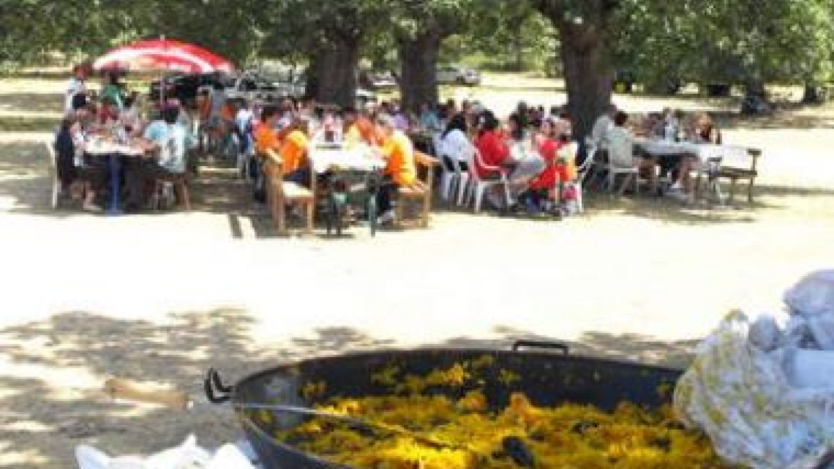 Los comensales se preparan para degustar la paella tradicional.