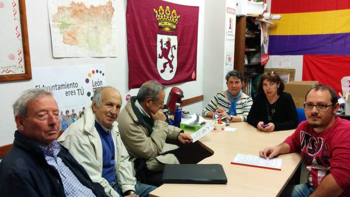 Los candidatos de León en Común, en su reunión con Promonumenta.