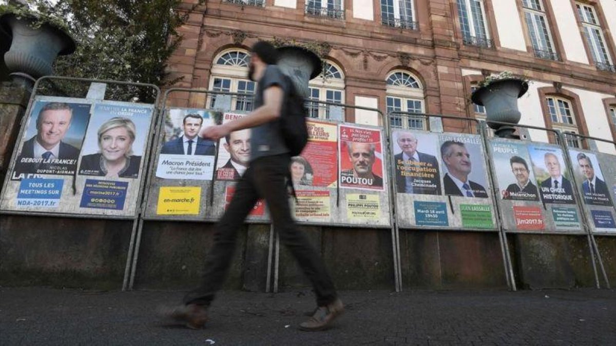 Una pared de Estrasburgo con carteles electorales de los 11 candidatos a la presidencia de Francia.