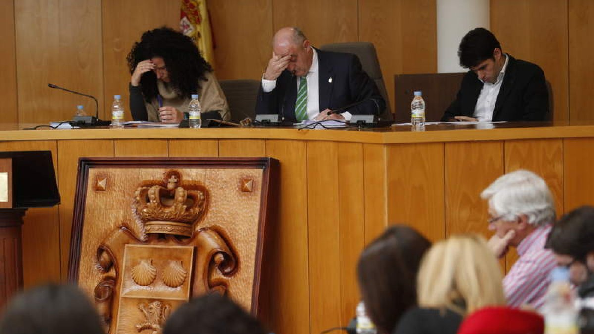 El Pleno acordó que la concejala de Servicios comparezca para explicar las municipalizaciones.