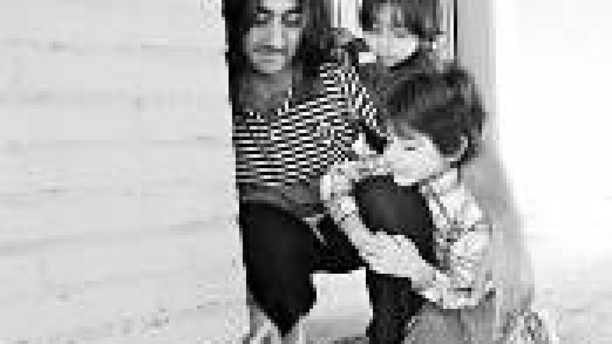 Tino Moreno comprueba junto a sus hijos la evolución de una grieta