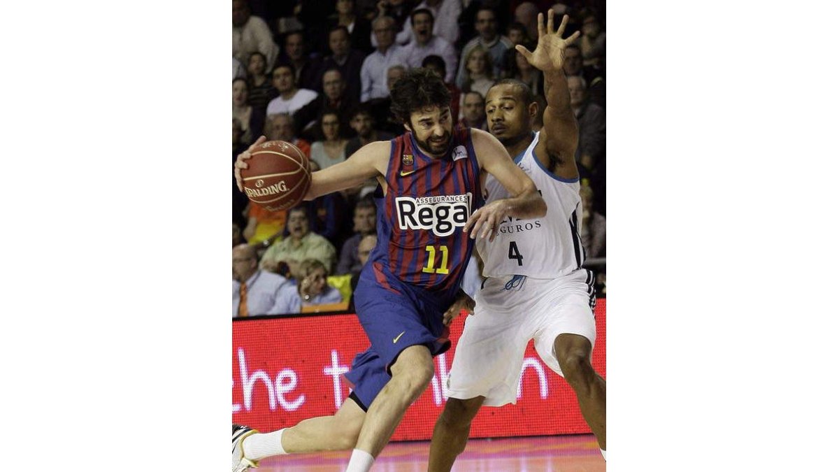 Navarro, a la izquierda, entra a canasta ante el base del Real Madrid Dontaye Draper.