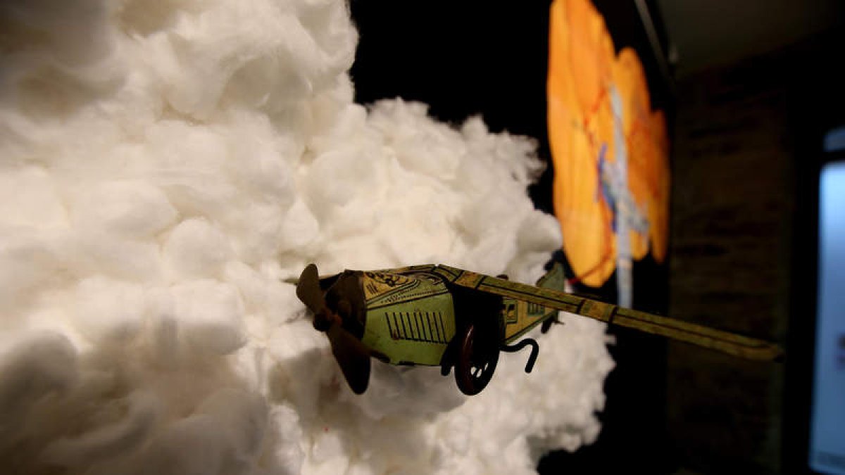 Aviones (como el de la fotografía), coches, barcos y trenes de hojalata; las Barbies y todos sus complementos, triciclos con cabeza de caballo fechados en 1911 y 1920, o una completa colección de barquilleras de juguete, famosas en el siglo XIX y utilizad