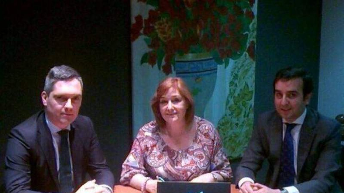 Representantes de La Caixa y la presidenta de Alcles León.
