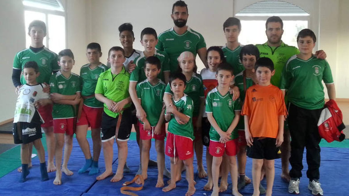 Las escuelas comenzaron su trabajo y celebraron en Valdefresno una exhibición con encuentro de montañeses y ribereños