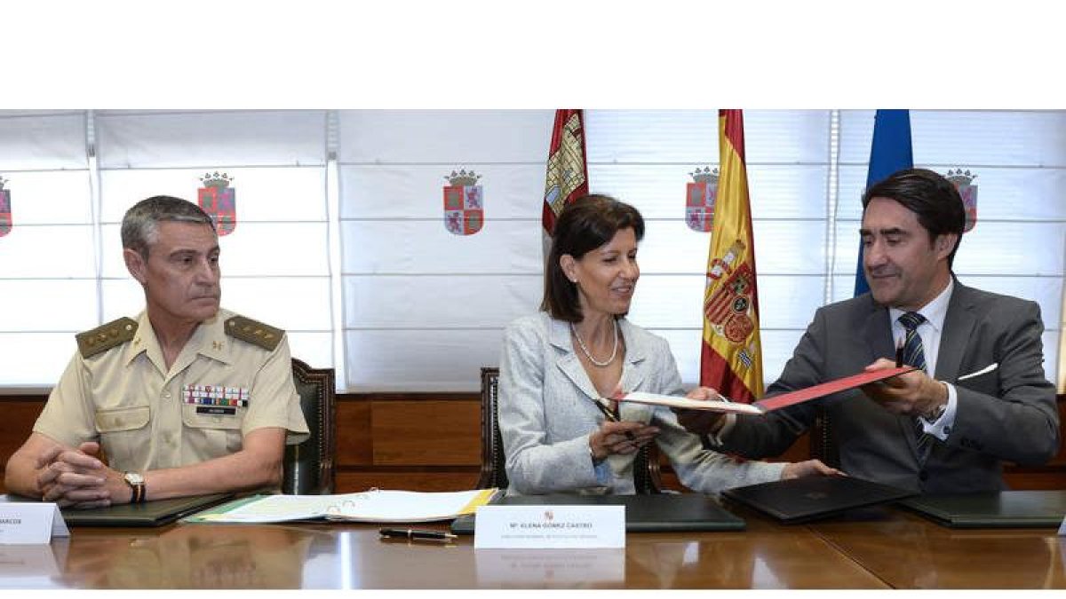 La directora de Política de Defensa, Elena Gómez, firmó el convenio con Suárez-Quiñones. N. GALLEGO