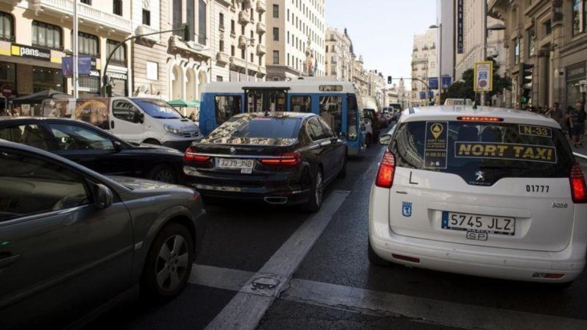 Atasco en la Gran Vía de Madrid.