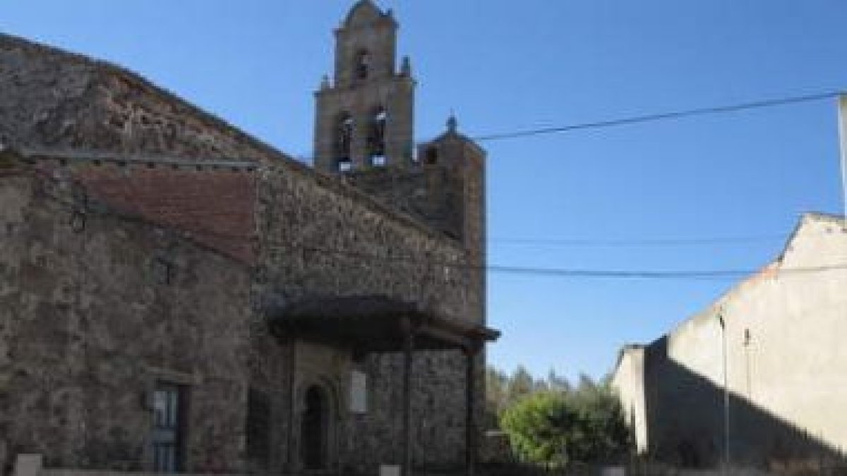El cerramiento de la iglesia antes de cubrirlo de piedra (izquierda) como sucede en la actualidad (d