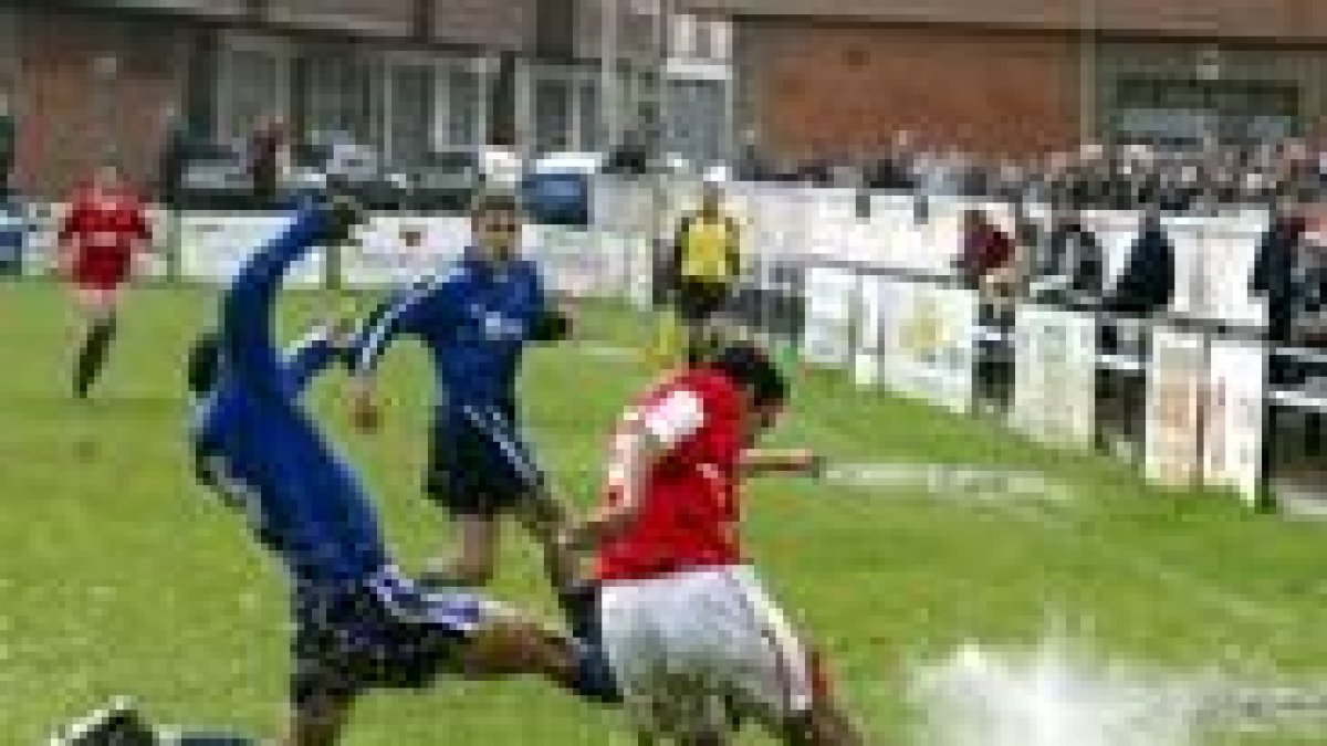 Huracán sacó mejor partido al agua existente sobre el campo que su rival