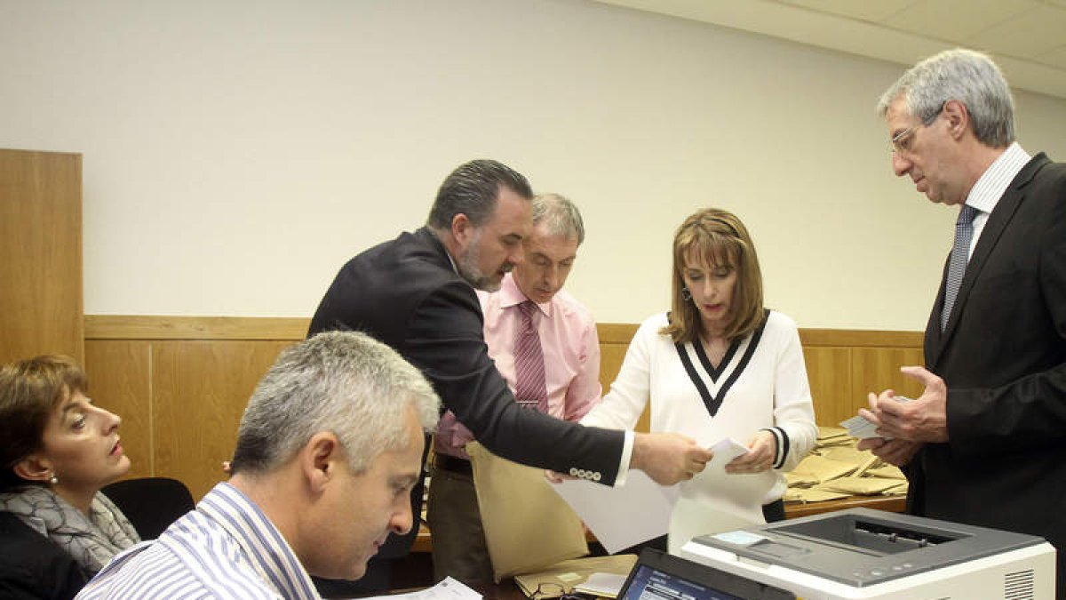 Supervisión de los comicios provinciales, ayer en la junta de zona.