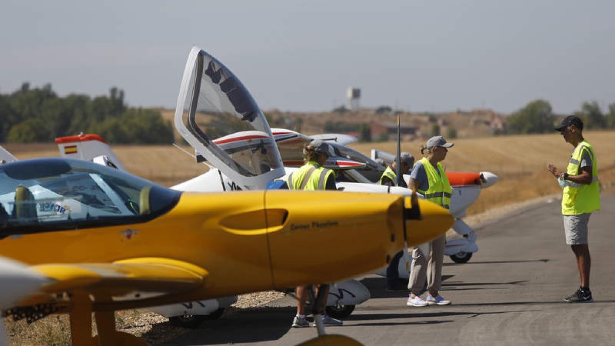 Imagen de algunos de los aviones presentes ayer en Pajares de los Oteros. Fernando otero