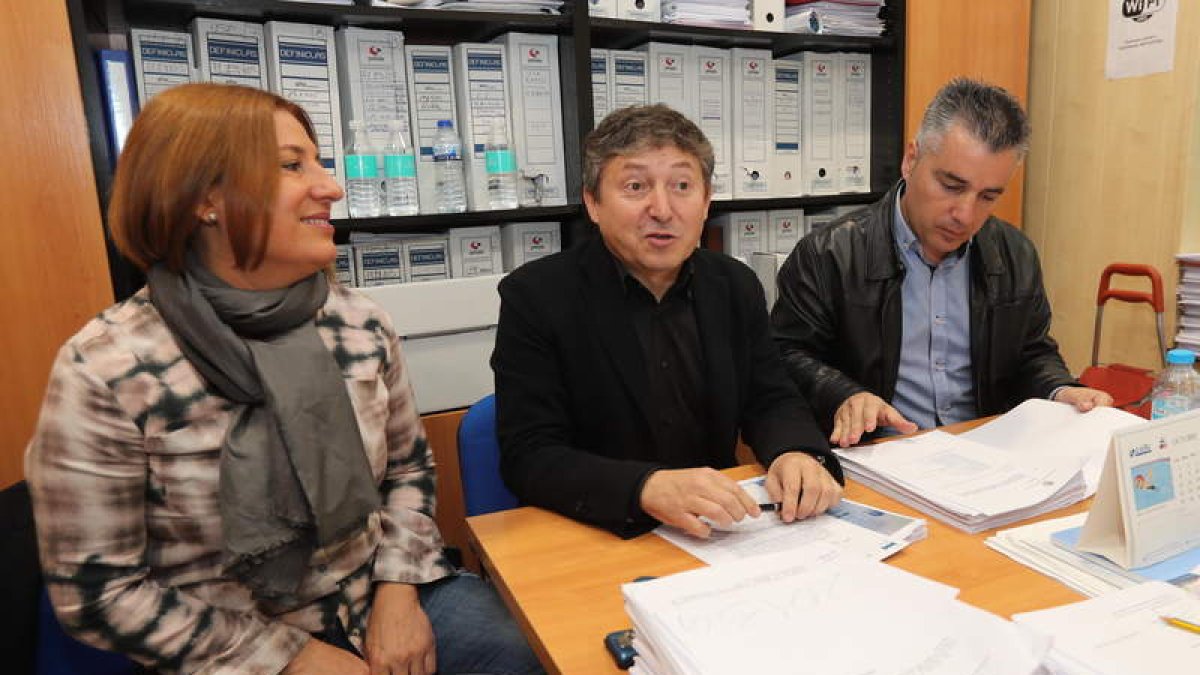 Samuel Folgueral, ayer entre López Voces y Macías. L. DE LA MATA