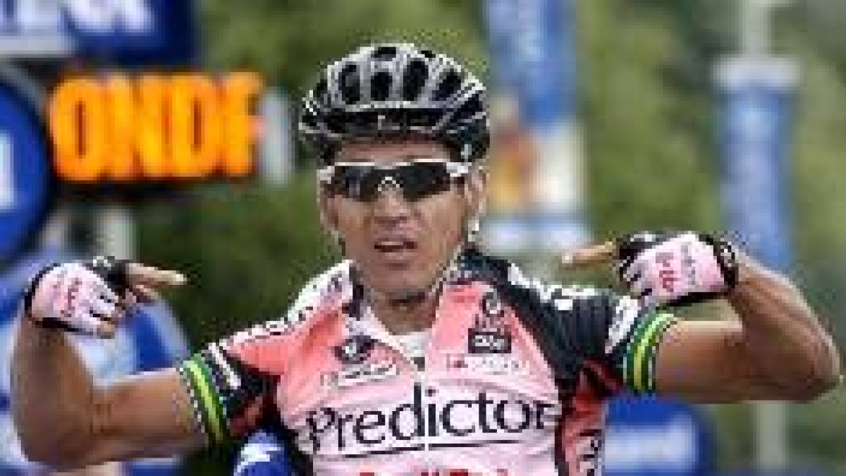 El corredor australiano Robbie McEwen celebra la victoria de etapa tras su entrada en la meta