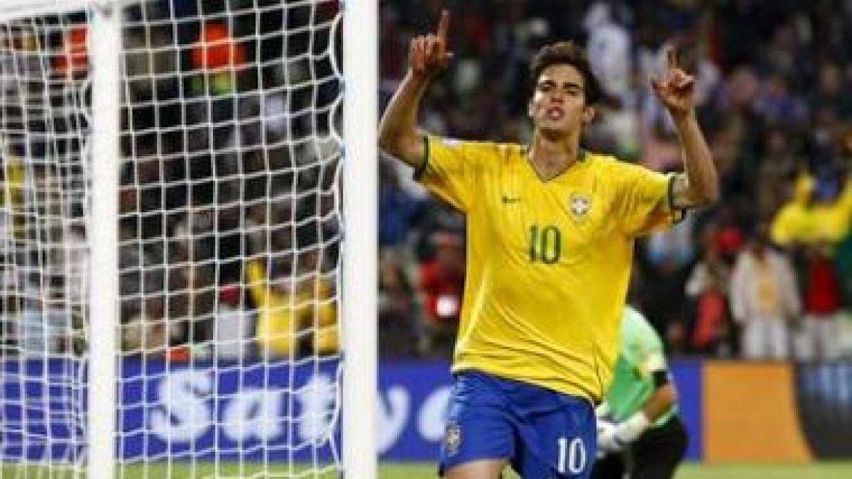 El jugador brasileño Kaka celebra un gol.