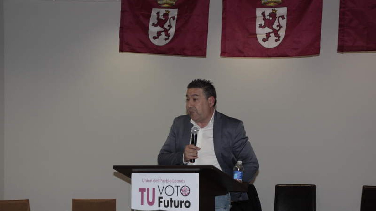 Luis Mariano Santos en el mitin de Cistierna. CAMPOS