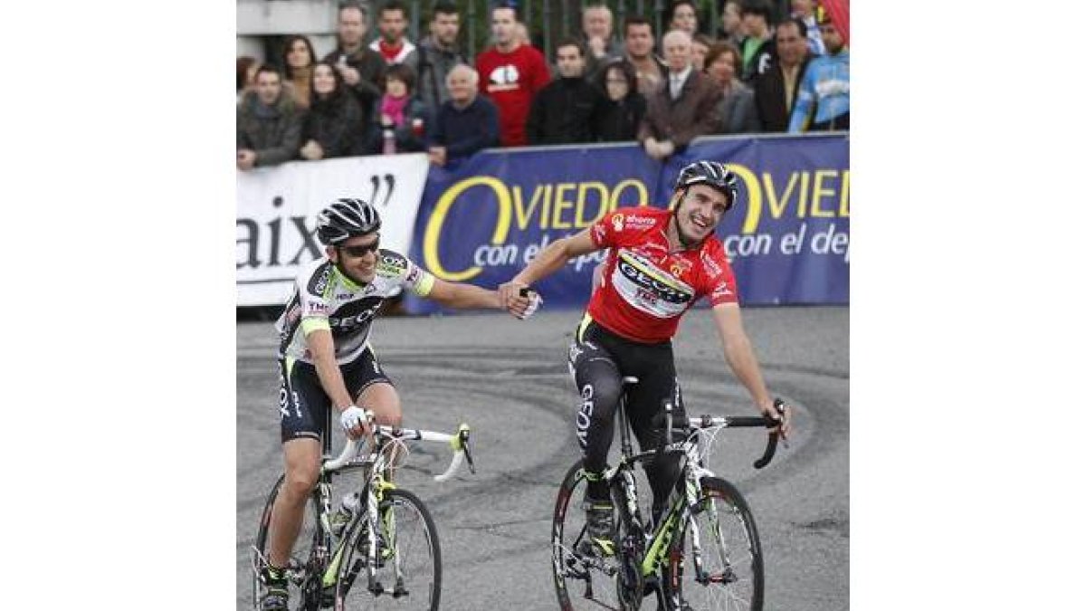 El abulense Carlos Sastre (izquierda) se impuso en el Oviedo Global Cycling en el día de su retirada, a Juanjo Cobo (derecha), adjundicándose la prueba de eliminación y la victoria final en el criterium.