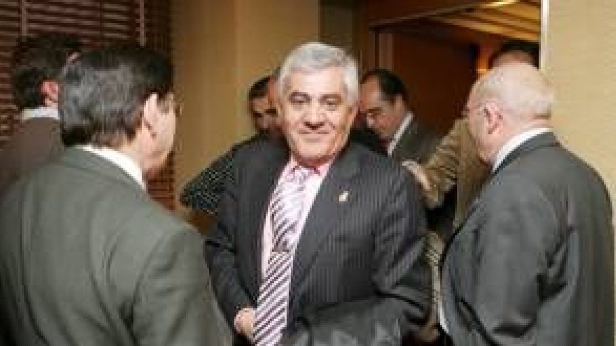 De la Riva, en el centro, con Cueto y Dionisio Elías