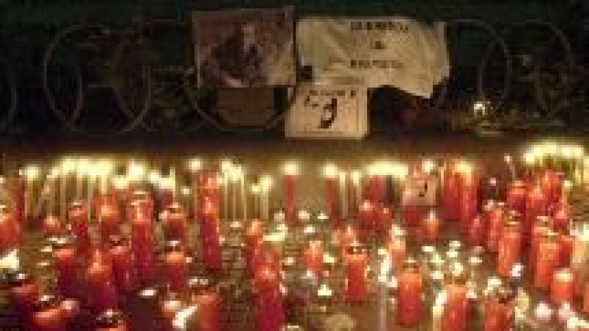 Las velas encendidas en recuerdo de los dos periodistas españoles muertos, ayer, en Madrid