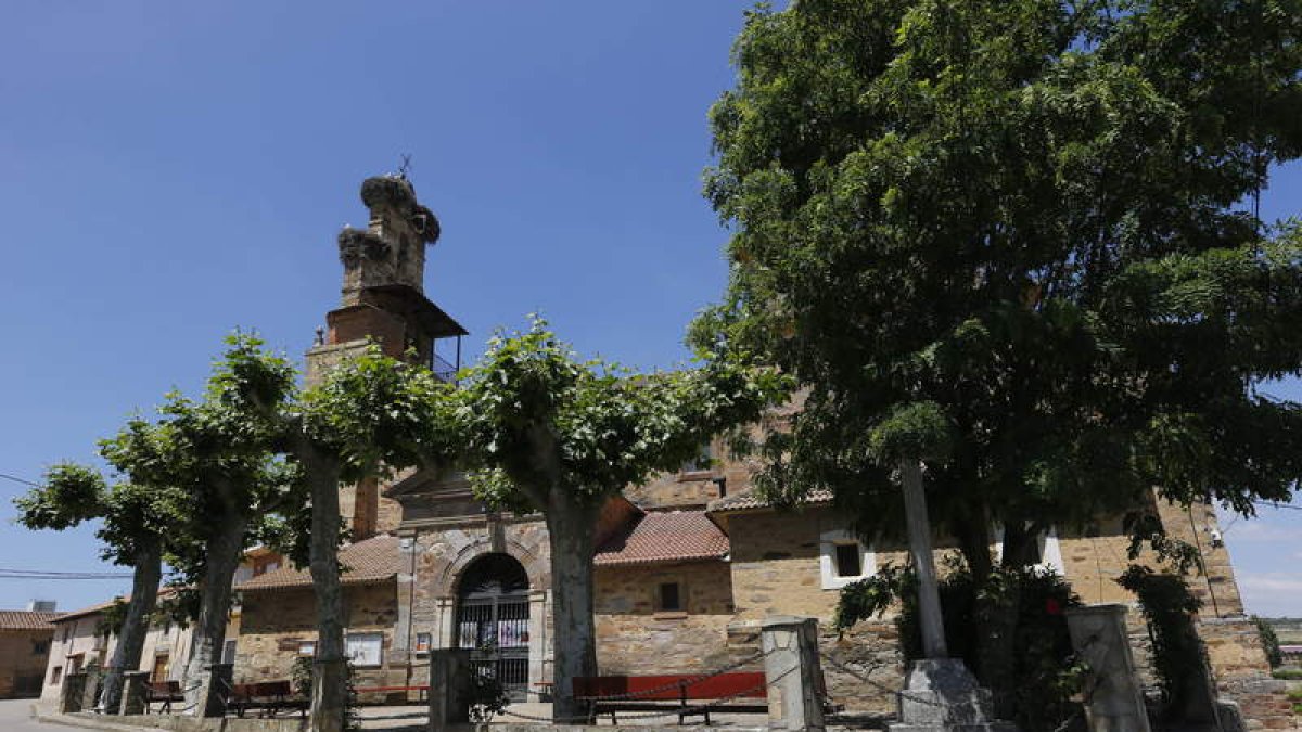 La iglesia Nuestra Señora de la Asunción  de Estébanez de la Calzada acogerá hoy la misa que precede a la procesión.